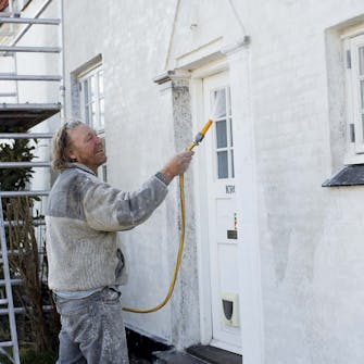 Kalking: Neste dag oversprøytes veggen med vann Kalking av mur: Neste dag oversprøytes veggen med vann